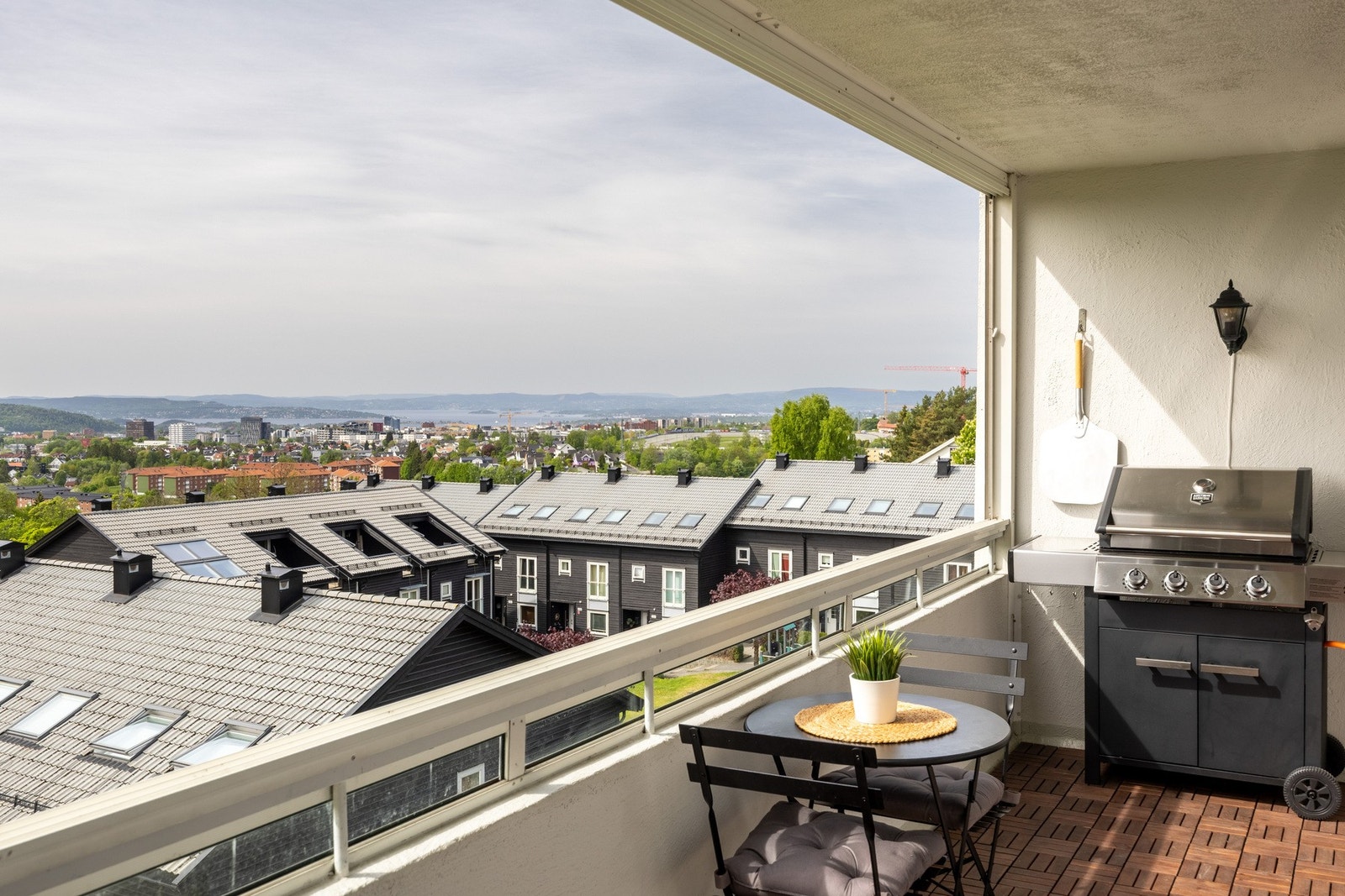 Balkongen føles ut som en forlengelse av stuen på sommerstid. Galleribilde