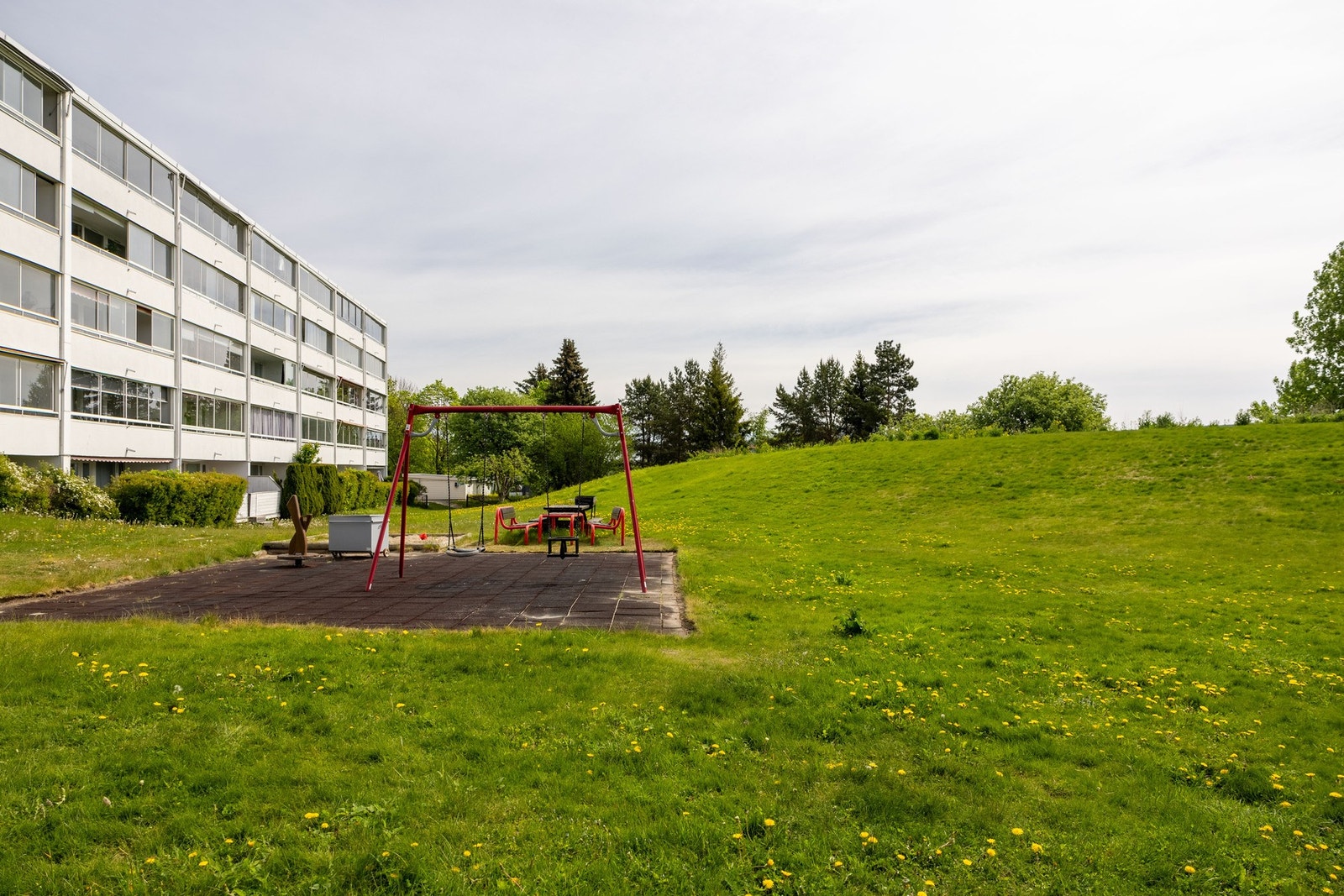 Veldrevet borettslag i Tonsenhagen som er et ettertraktet boligområde med nærhet til skoler, barnehager, kollektivtransport, marka og daglige servicetilbud. Galleribilde