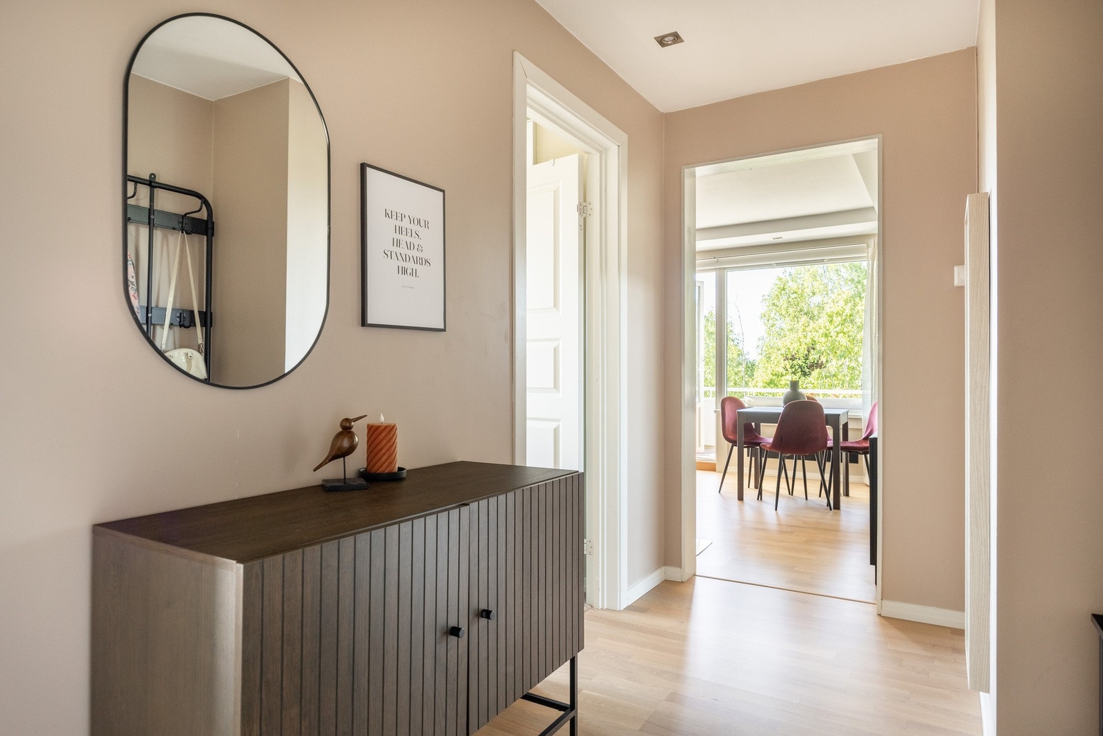 Gang med plass for oppbevaringsmøbler. Galleribilde