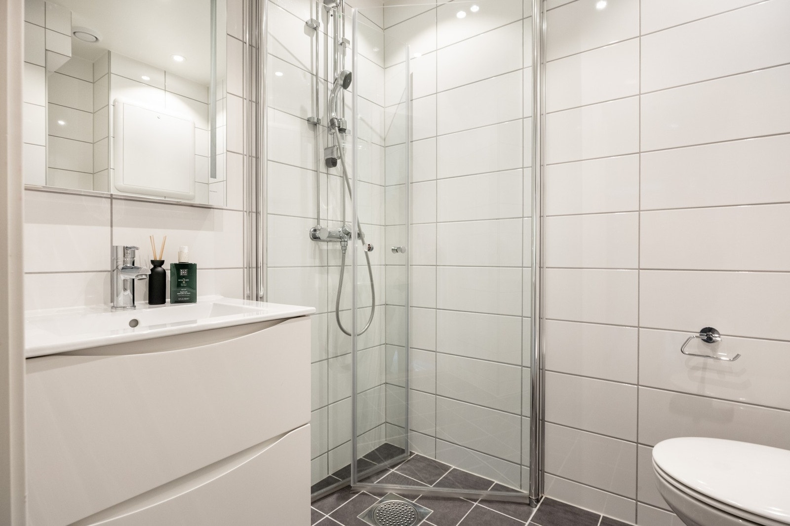 Lekkert helfliset bad fra 2023 rehabilitert i regi av borettslaget. Galleribilde