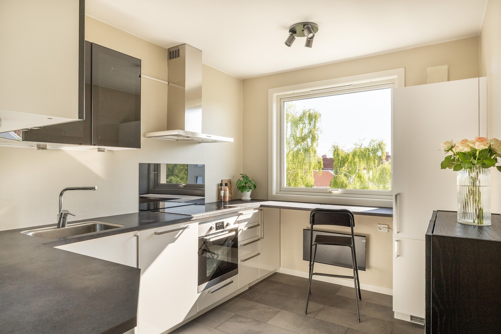 Romslig separat kjøkken med en fin kombinasjon av skap og benkeplass for både oppbevaring og matlaging. Galleribilde