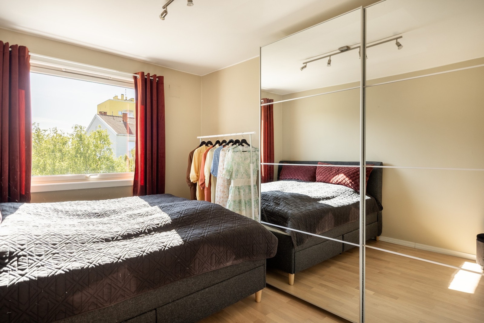 Godt med oppbevaringsplass i medfølgende garderobeskap. Galleribilde