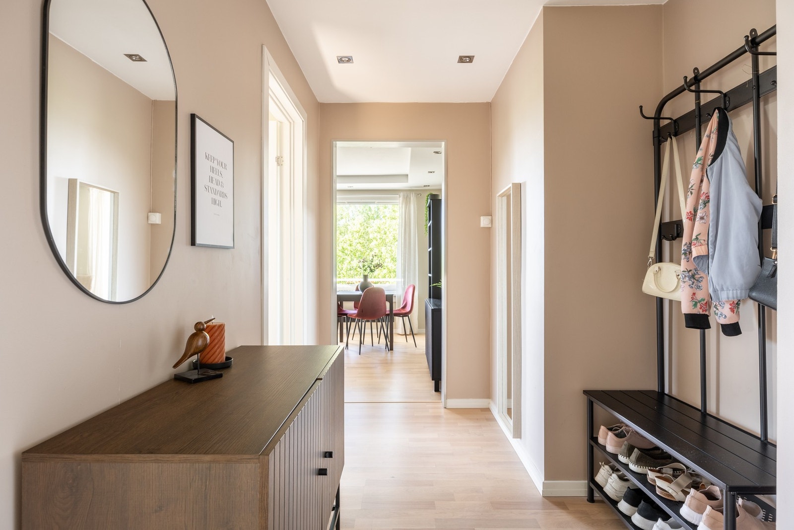 Leiligheten har lysmalte overflater. Galleribilde