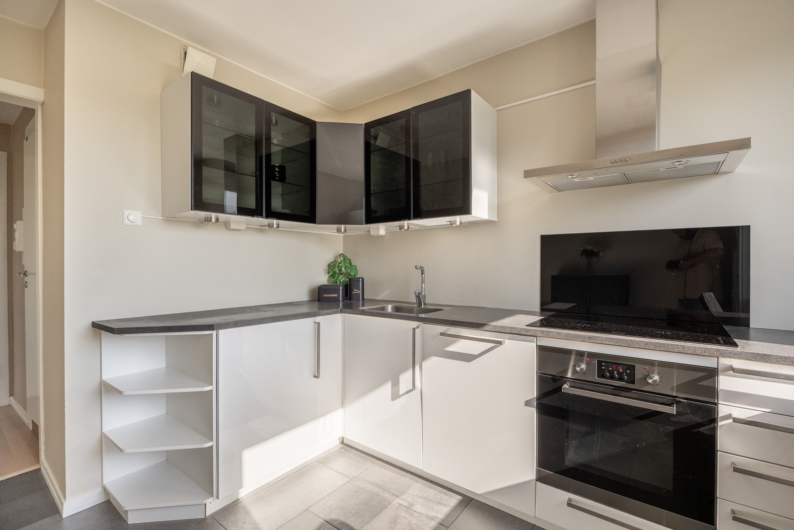 Integrert stekeovn, platetopp og oppvaskmaskin, samt frittstående kjøleskap med fryser. Galleribilde