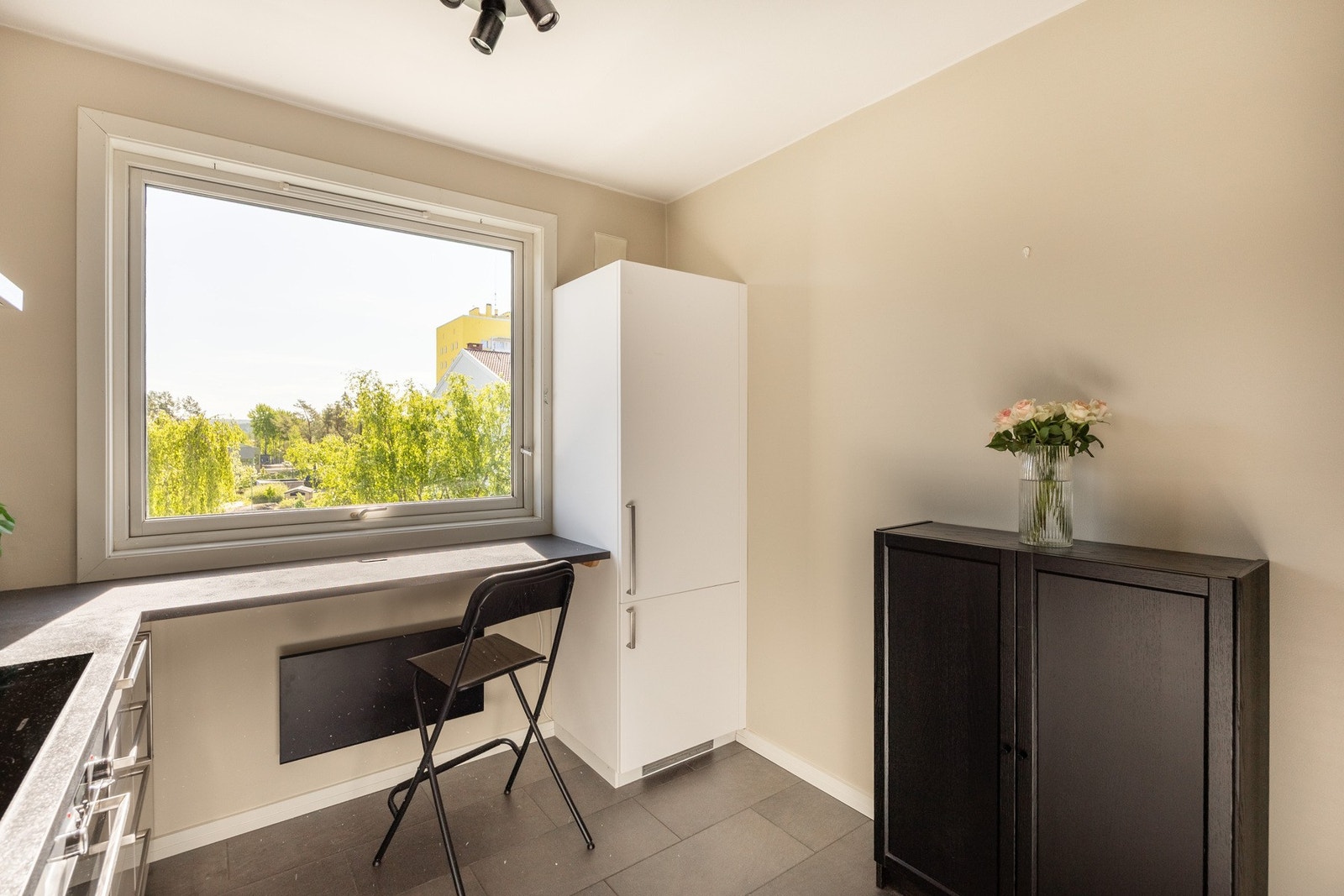 Det er spiseplass ved vinduet hvor man kan sette seg ned og nyte flott utsikt til frokosten. Galleribilde