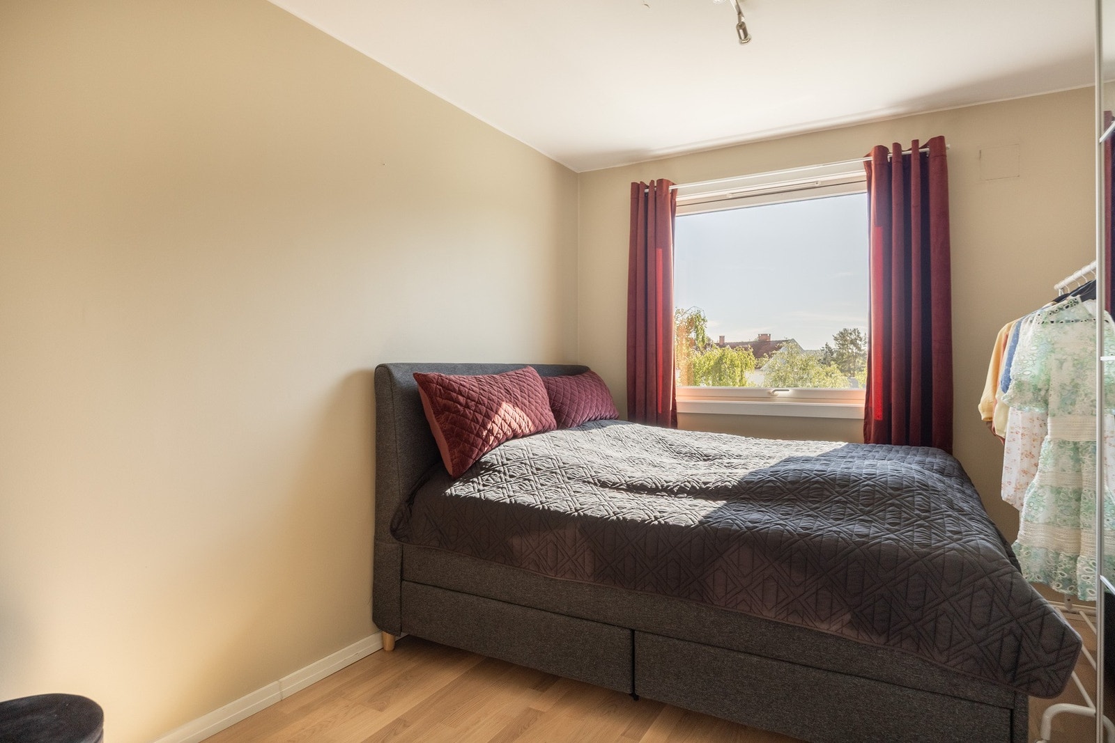 Innbydende soverom med plass for dobbeltseng og tilhørende nattbord. Galleribilde