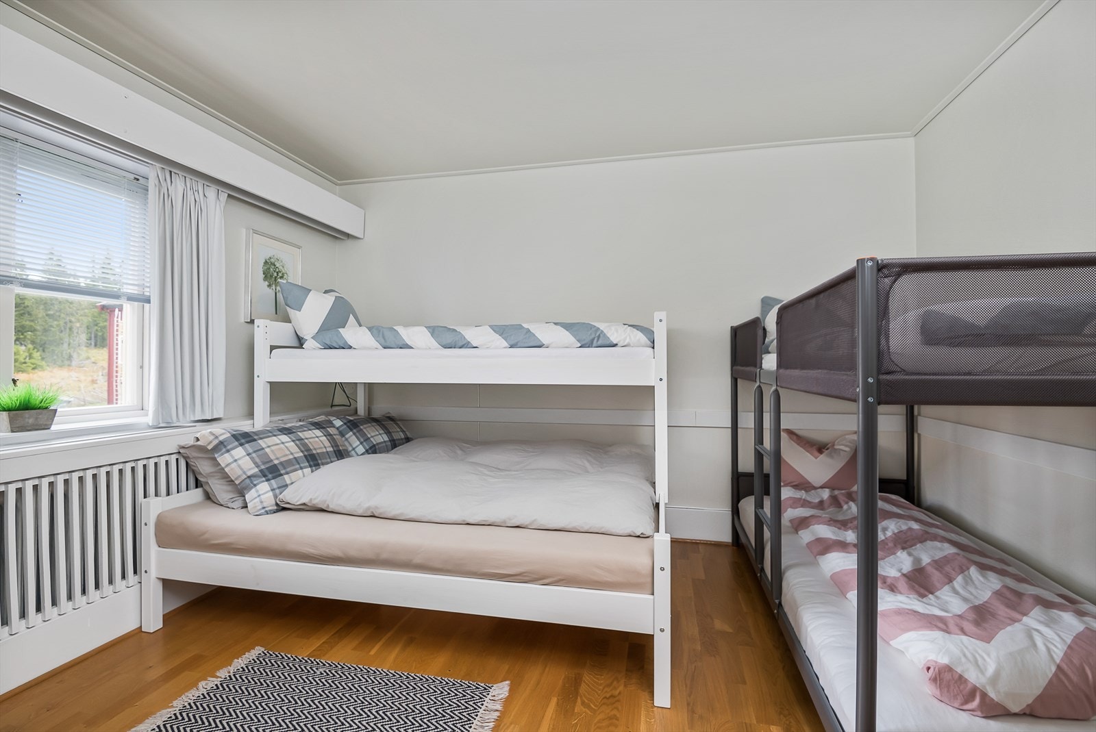 Romslig soverom med plass til både familiekøye og køyeseng. Galleribilde