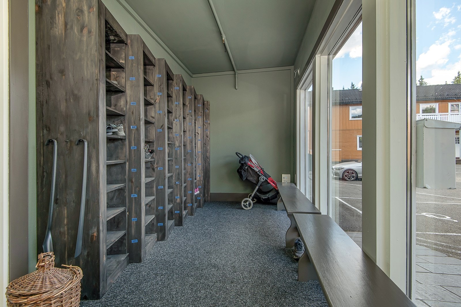 Felles inngang med plass til sko. Galleribilde