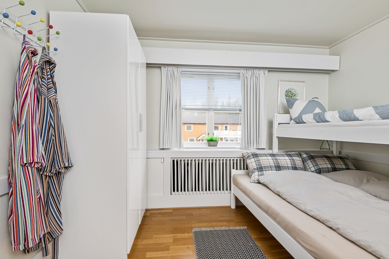 Garderobeskap på soverommet. Galleribilde