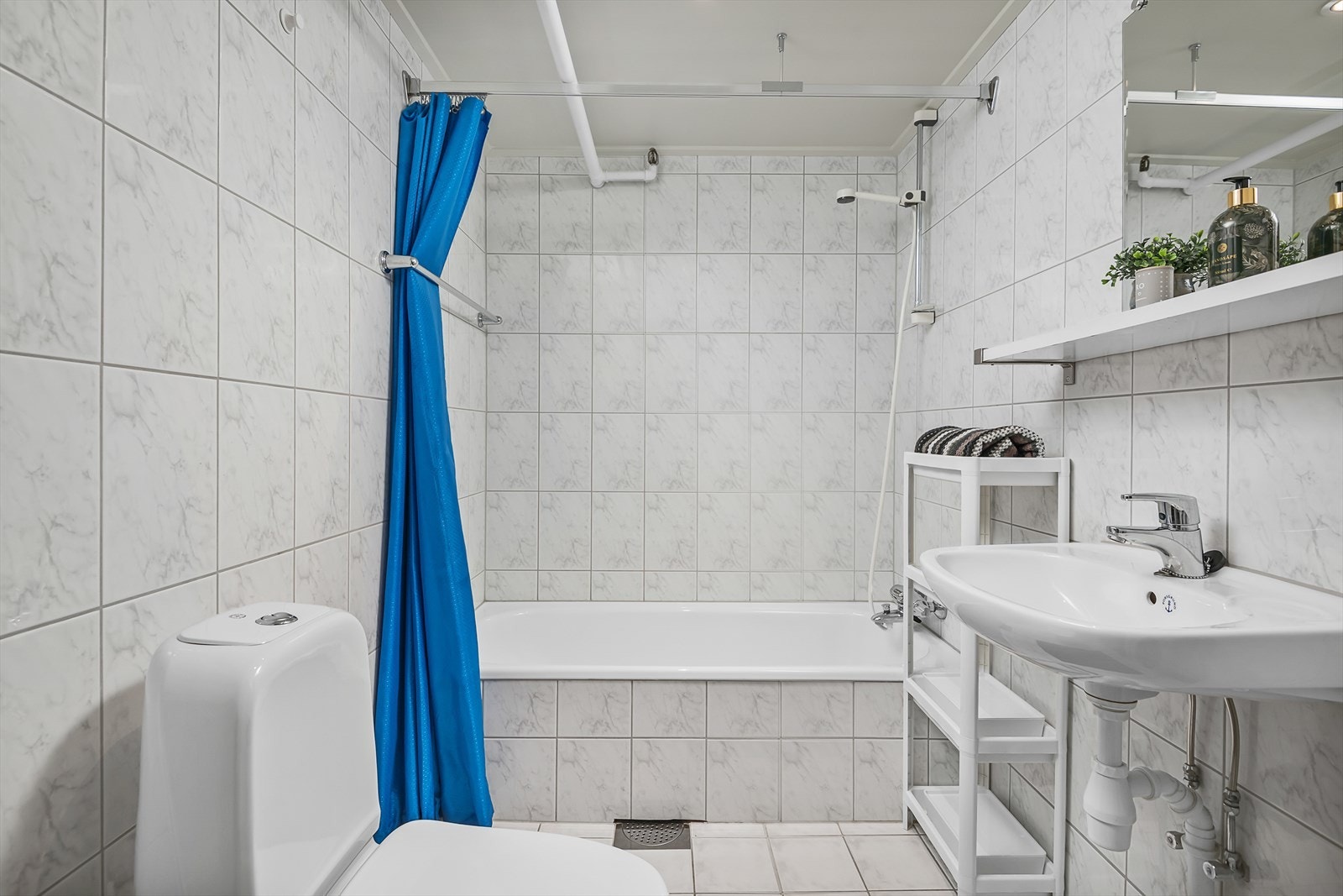 Helfliset baderom med badekar. Galleribilde