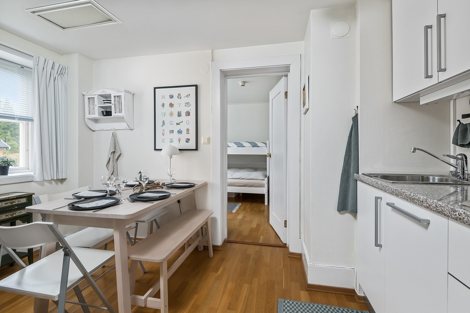 Kjøkkenet har god spiseplass. Galleribilde