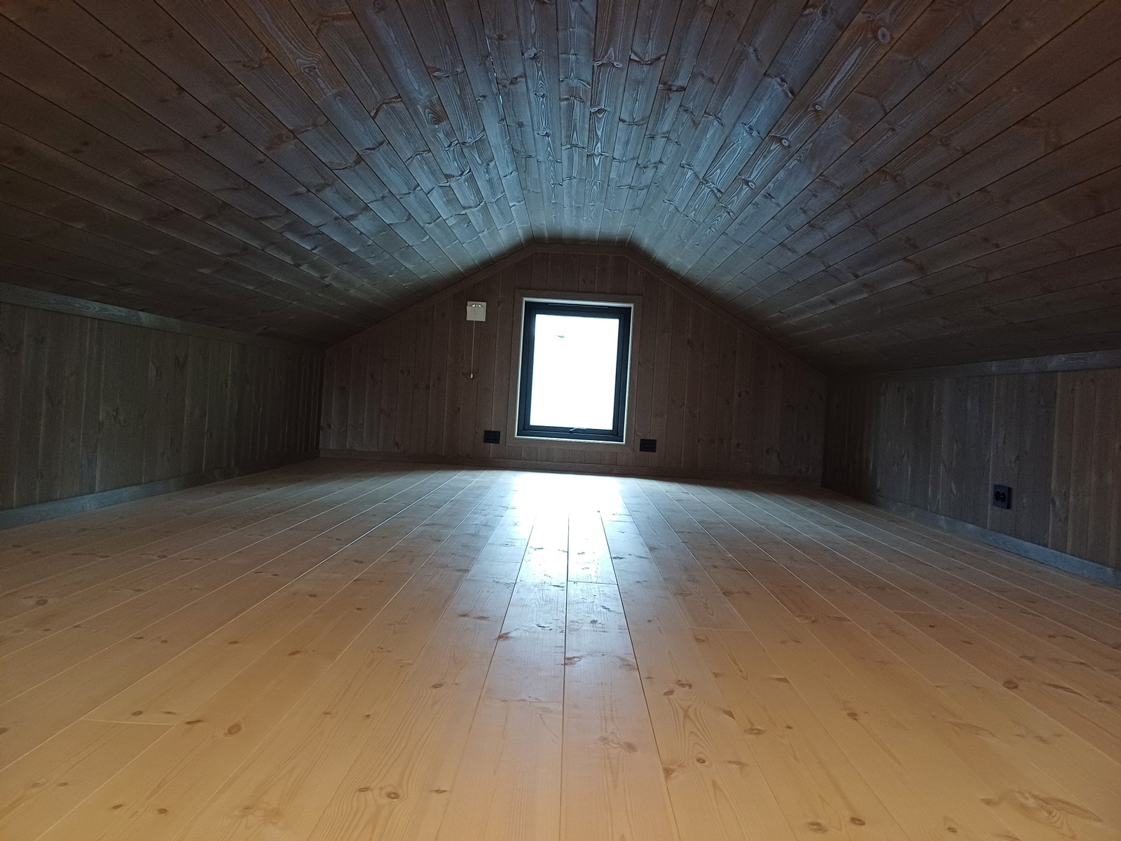 Heltregulv av Gran, vokset. Plass til 8 senger Galleribilde