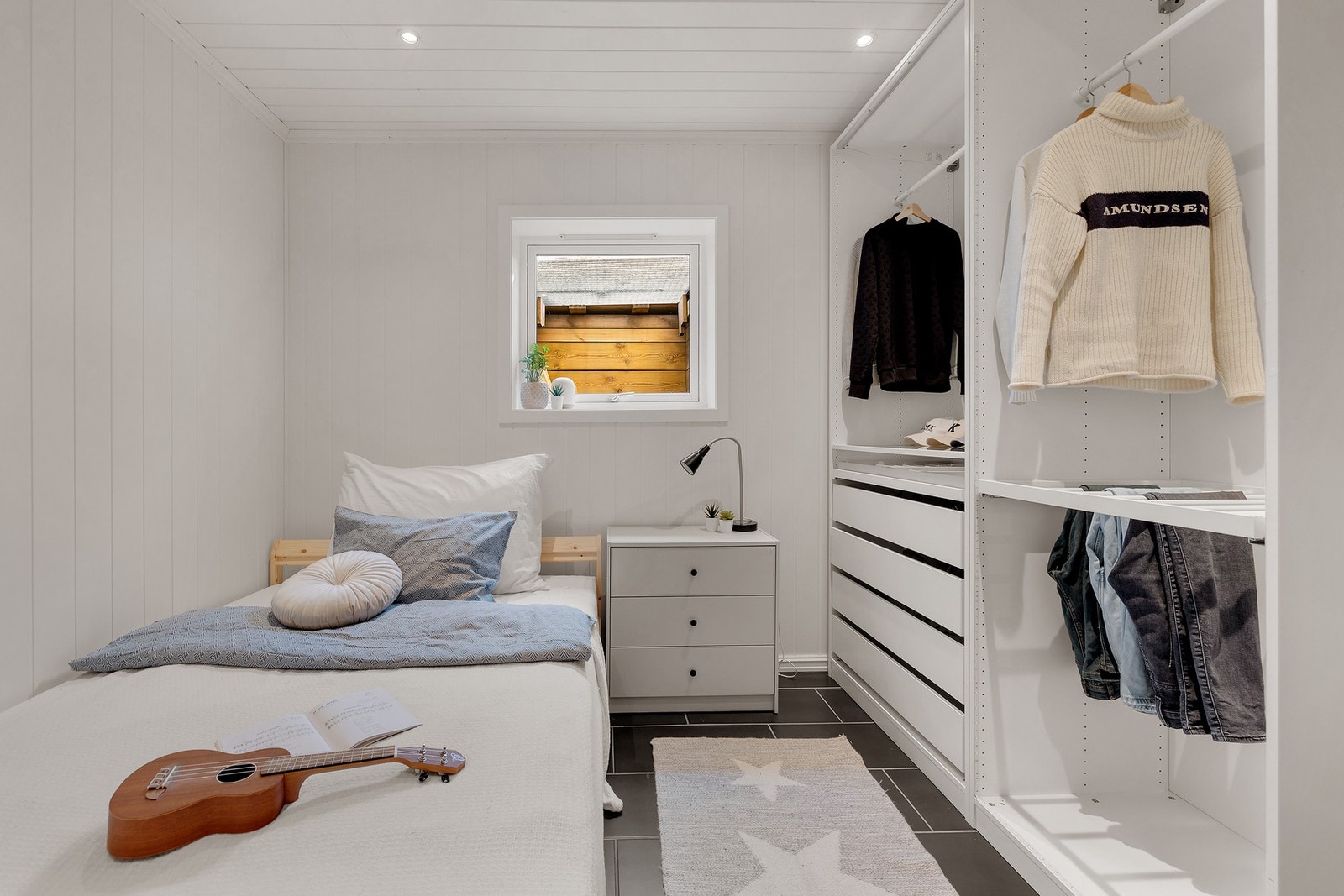 Rommet er utstyrt med en flott åpen garderobeløsning. Galleribilde