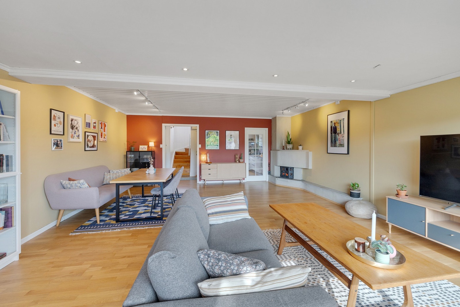 Gulvflater er belagt med tre stavs parkett. Galleribilde