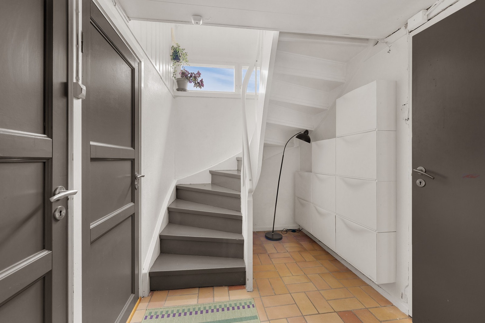 I underetasjen finner man bl.a. tre innvendige boder, en kjellerstue, samt et rom som kan benyttes som soverom. Galleribilde