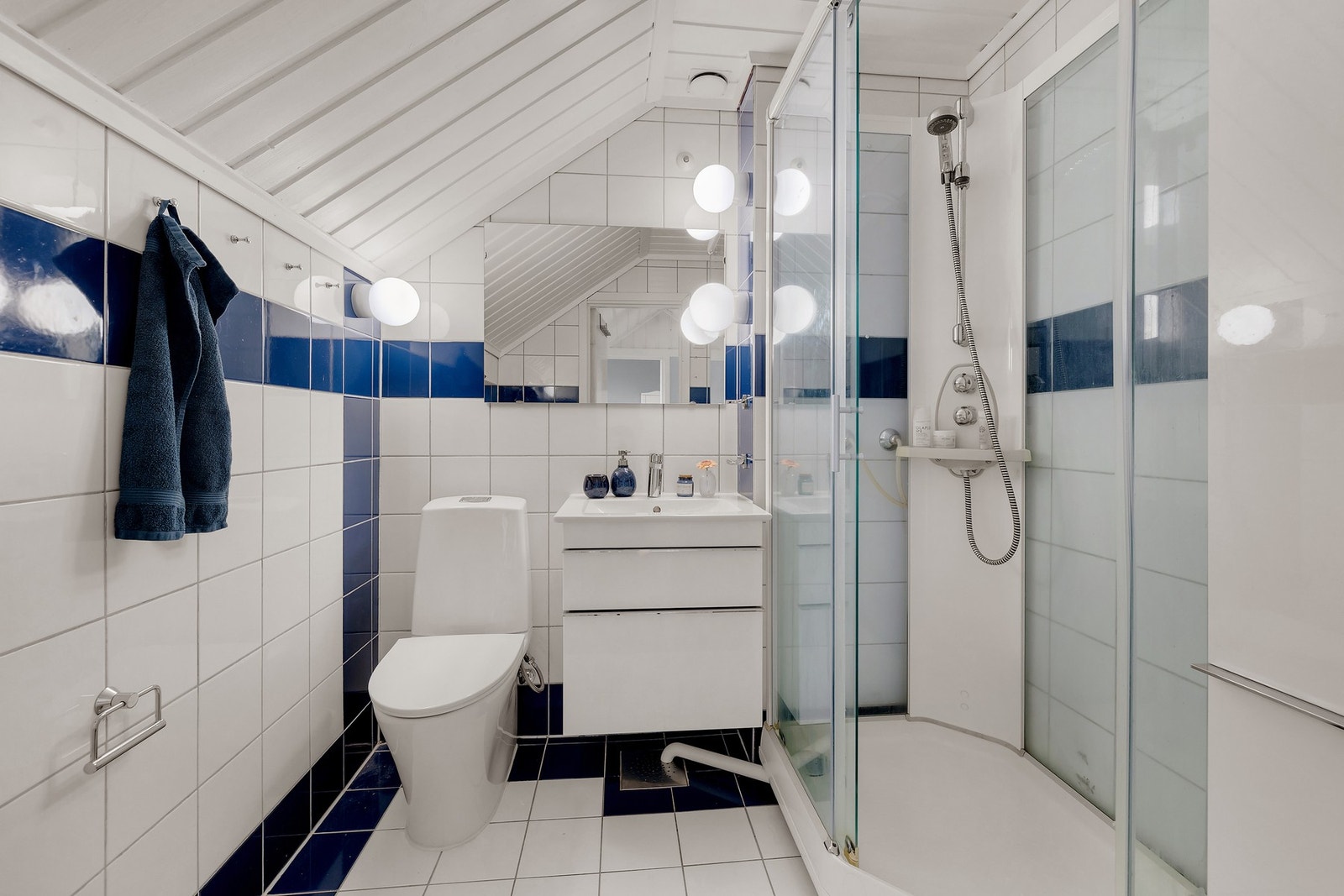 Lyst, flislagt bad fra byggeår. Galleribilde