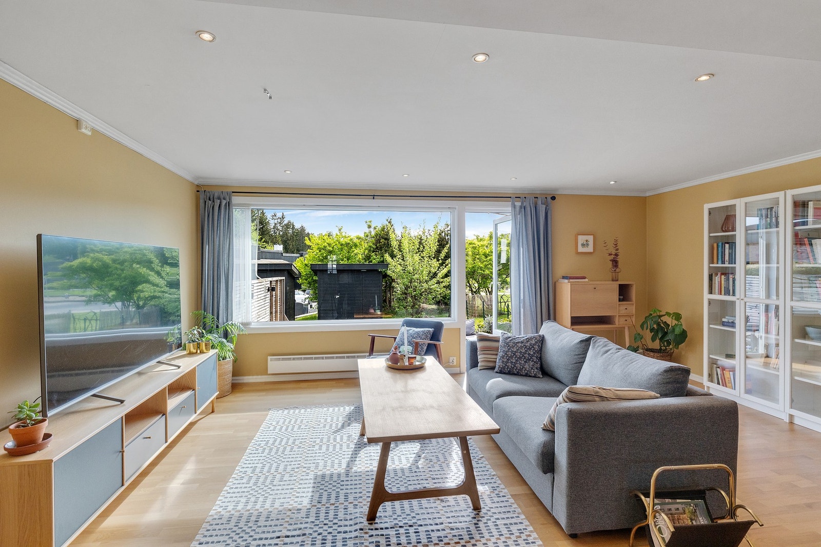 Lys og romslig stue med gode møbleringsmuligheter. Galleribilde