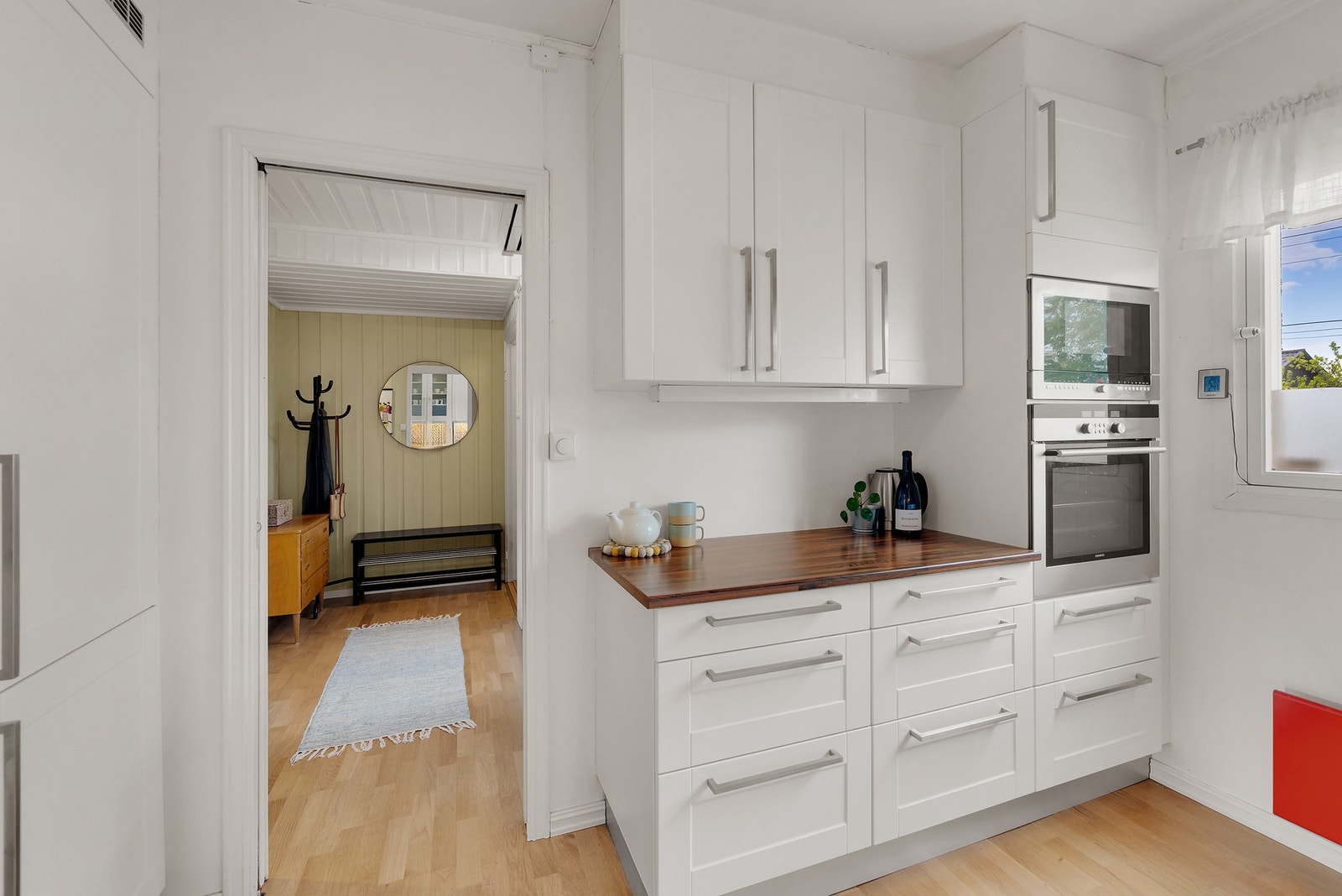 Det er adkomst til kjøkkenet fra gangen også. Galleribilde