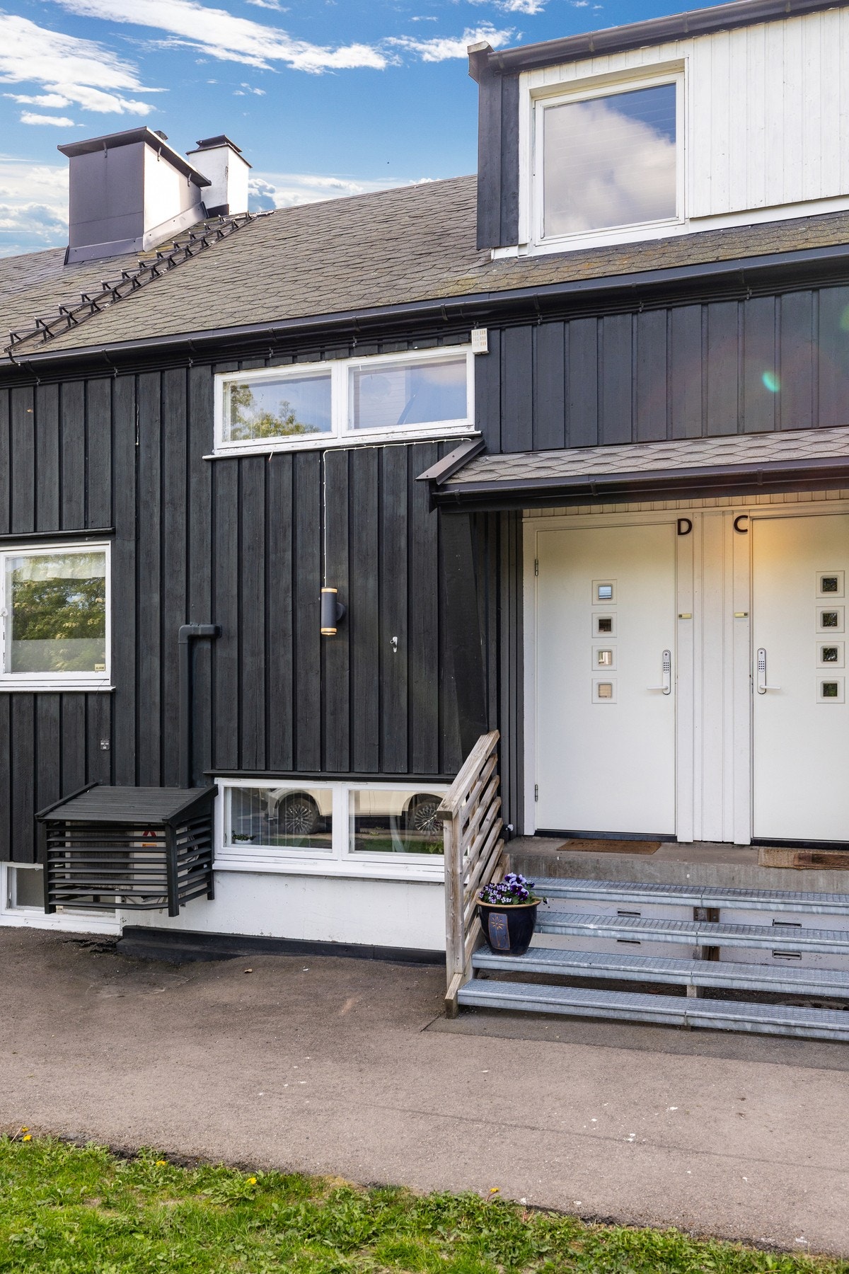 Her får du en sjelden mulighet til å sikre deg et rekkehus med god plass, solrike uteområder og sentral, men fredelig beliggenhet. Galleribilde