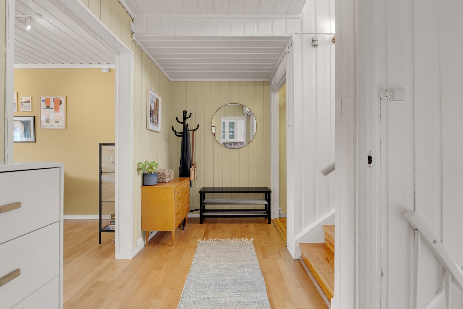 Romslig og fin gang med god plass for avheng av yttertøy og sko. Galleribilde