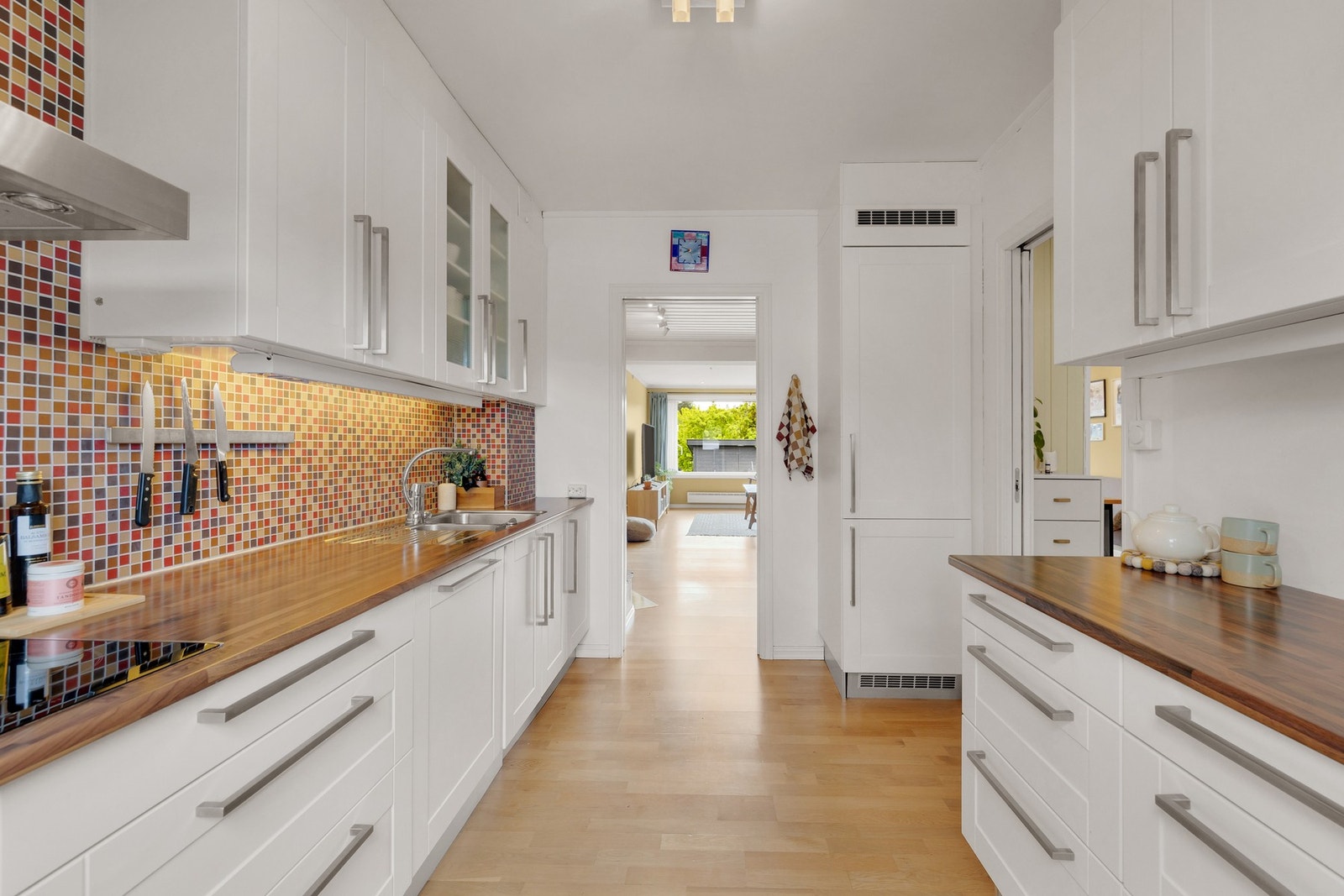 Det er meget godt med både skap- og benkeplass. Galleribilde