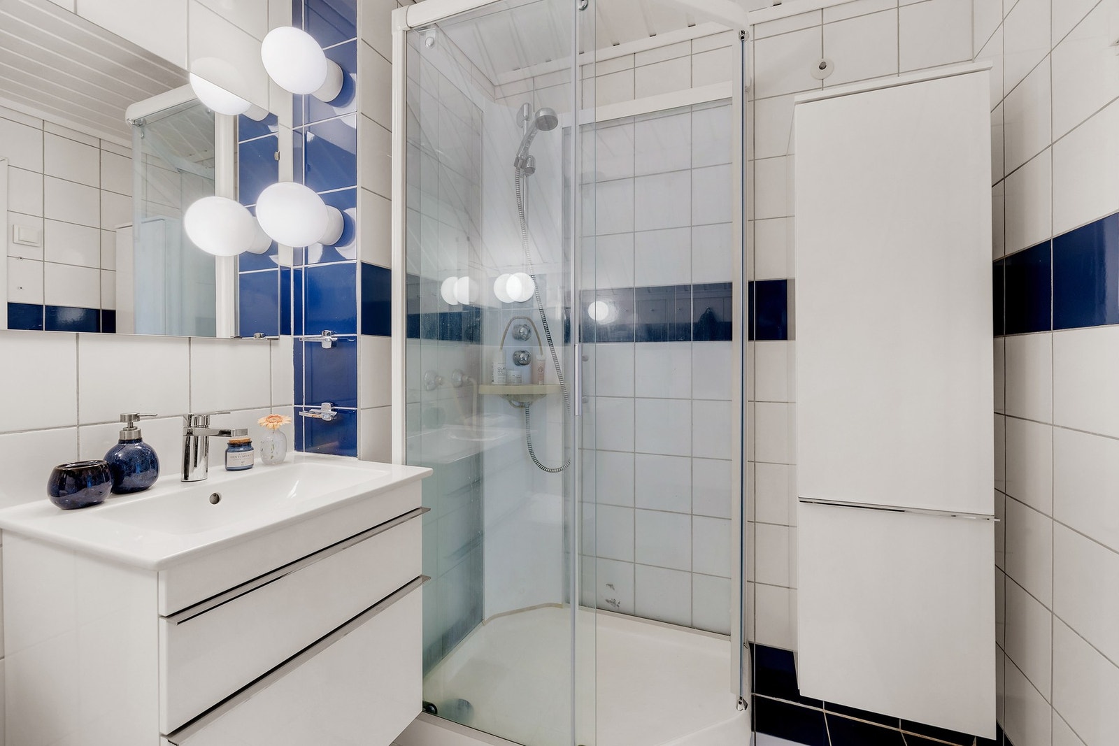 Baderommet er oppgradert med inventar og armaturer i 2018. Galleribilde