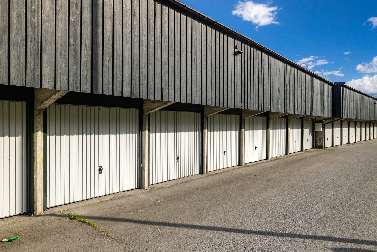 Det medfølger en garasjeplass på 13 kvm med vippeport. Galleribilde