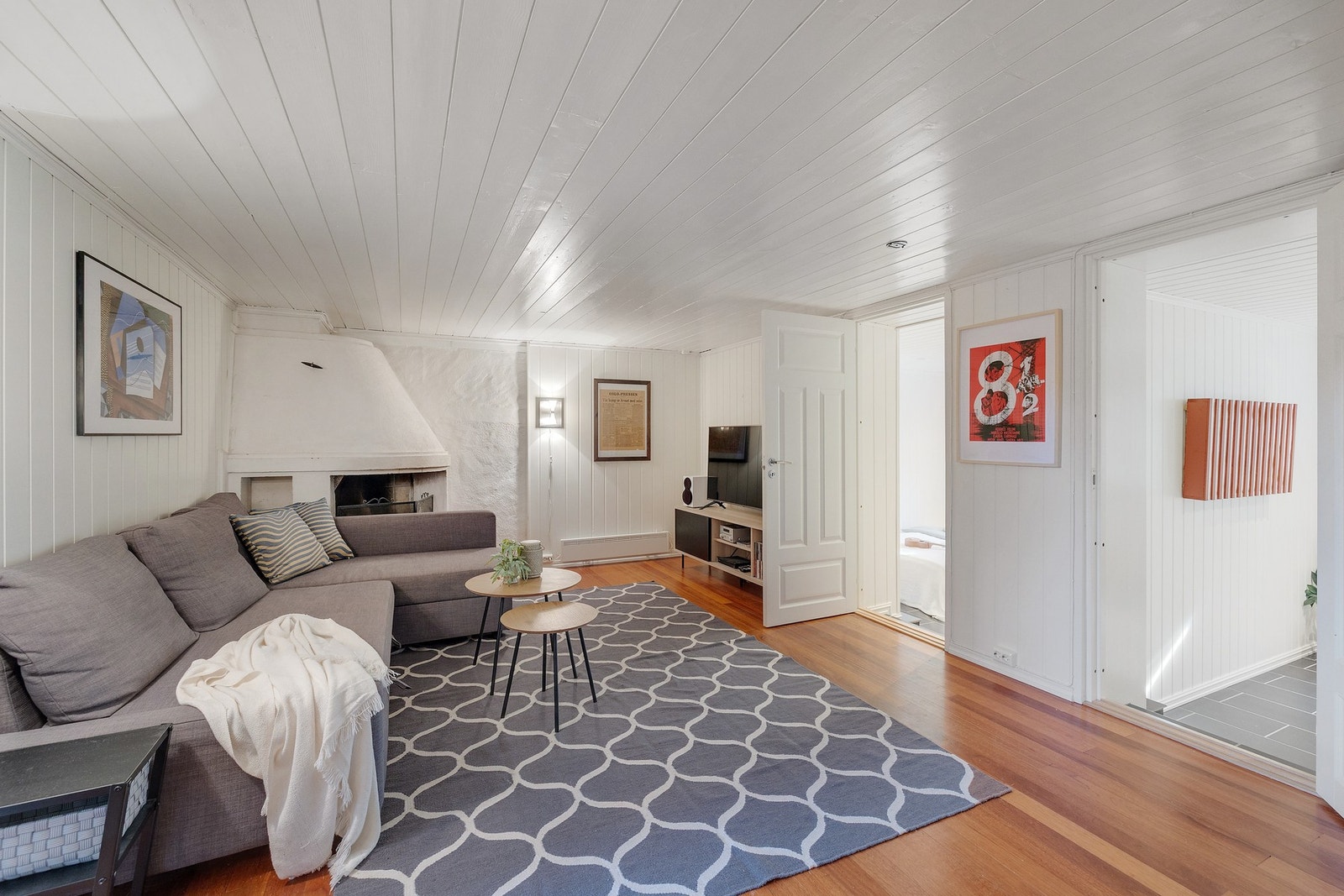 Flott kjellerstue i underetasje med peis. Galleribilde