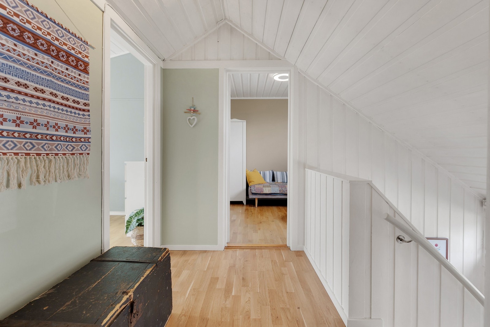 I 2. etasje finner man tre gode soverom, samt et pent bad. Galleribilde