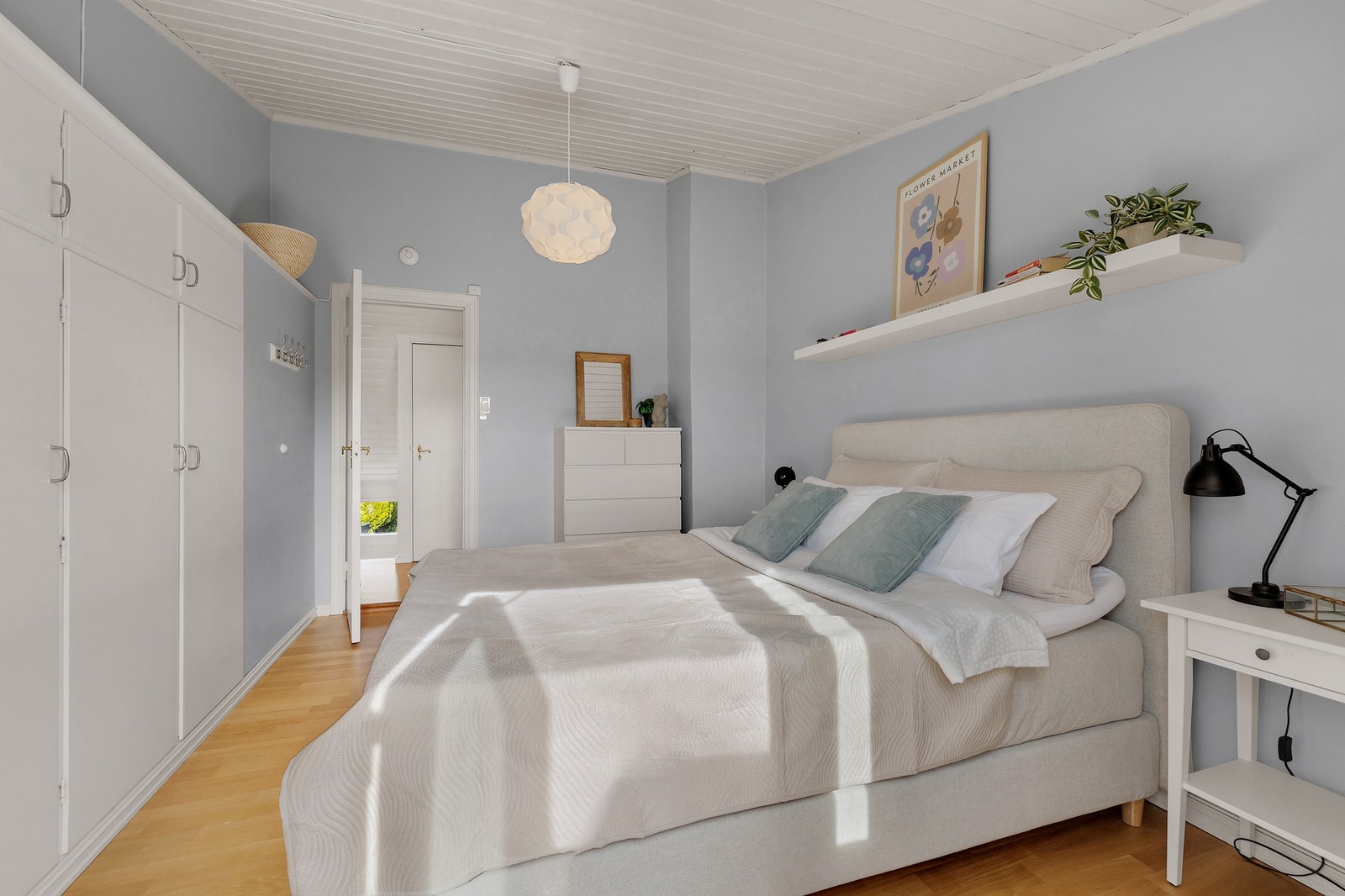 Det er godt med lagringsplass i garderobeskapene. Galleribilde