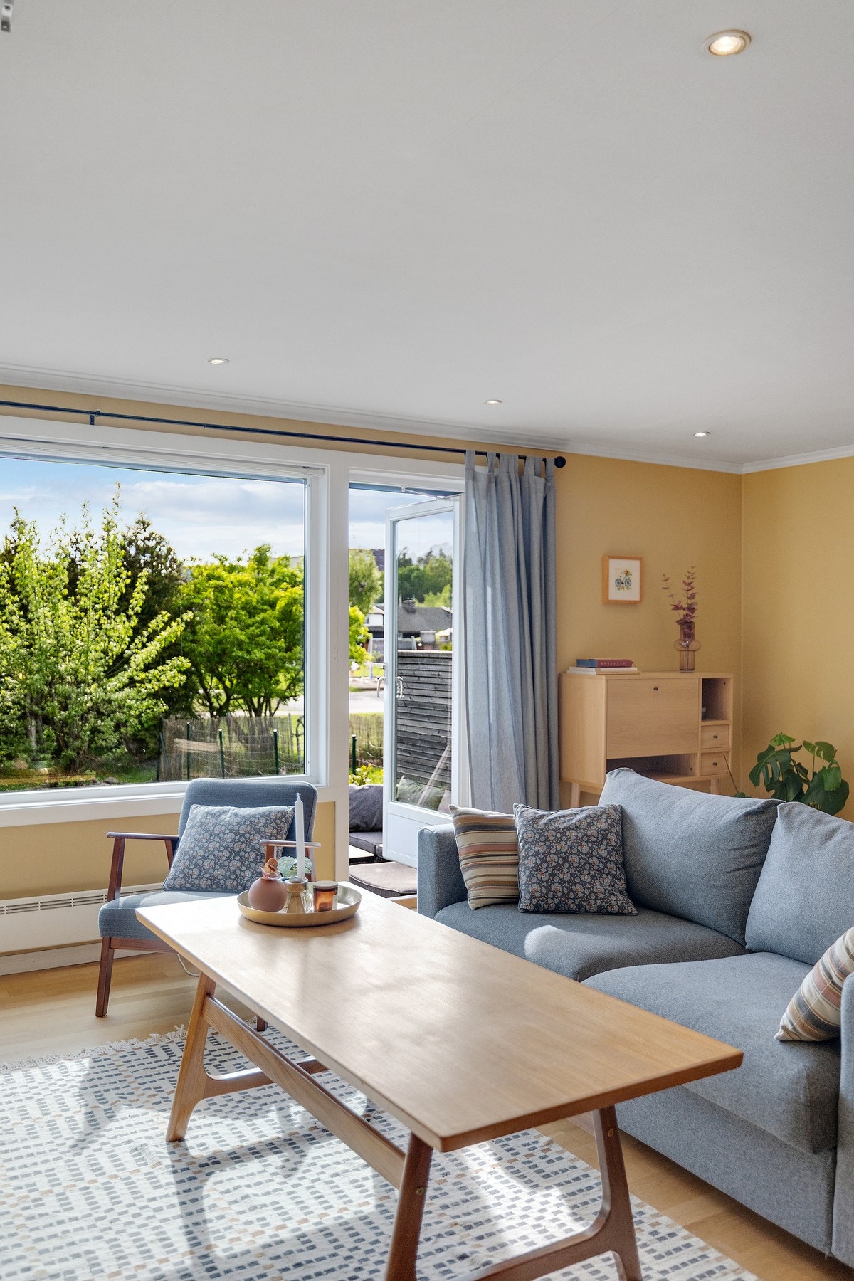 Store vindusflater som slipper inn rikelig med naturlig lys. Galleribilde