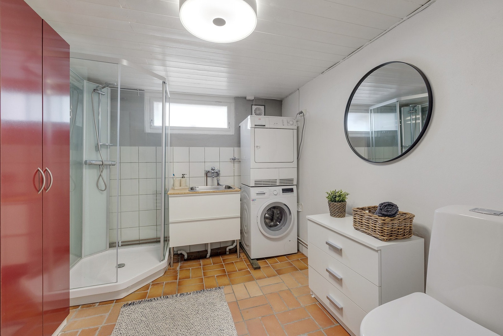 Romslig og praktisk vaskerom i underetasje. Galleribilde