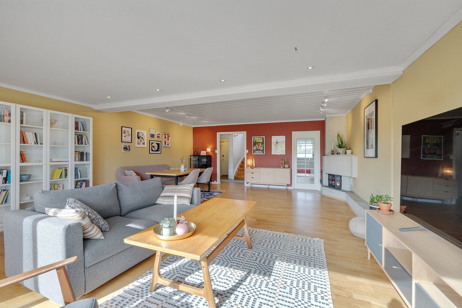 Det er god plass til sofaseksjon og medievegg. Galleribilde