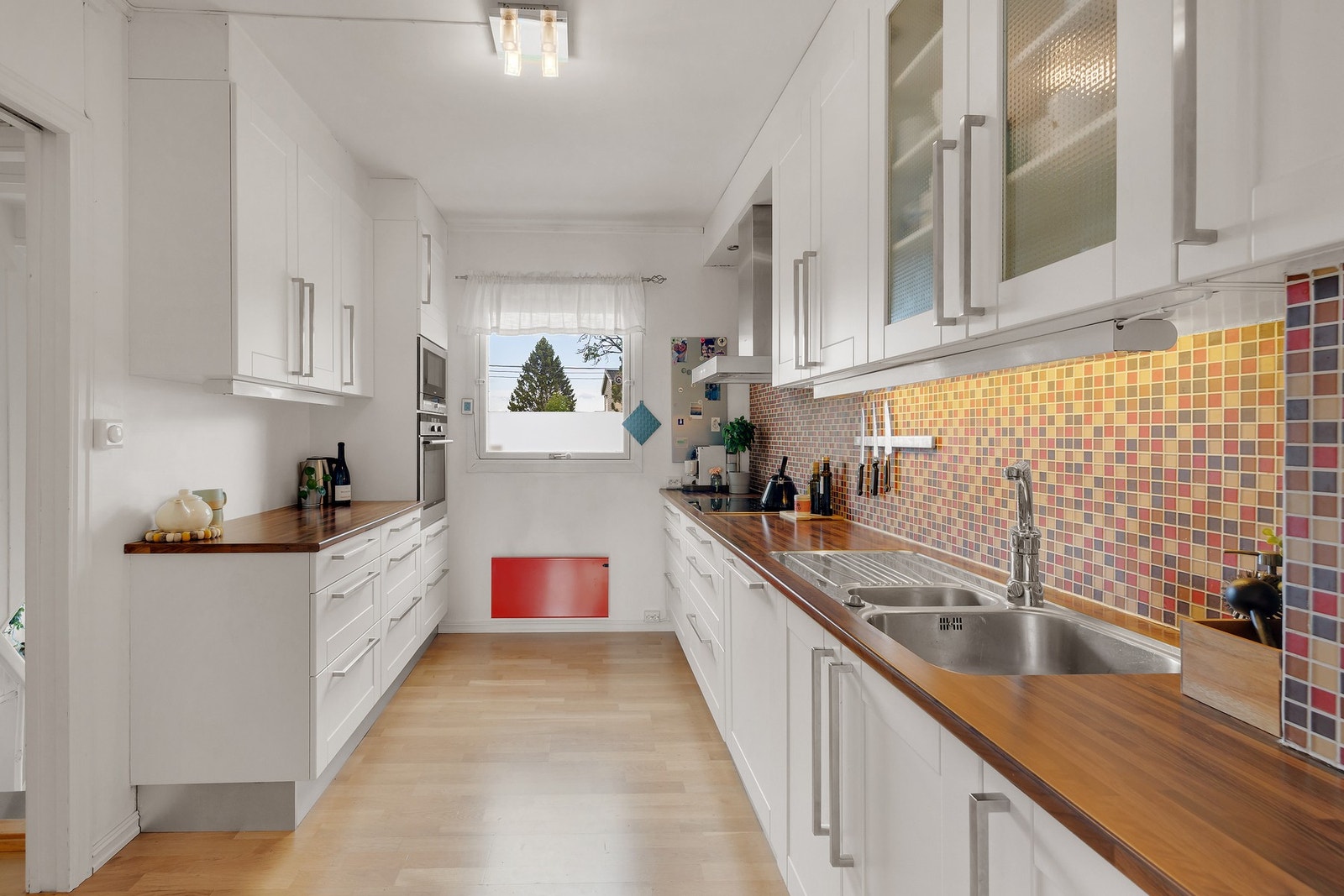 Lyst og pent kjøkken fra 2008. Galleribilde