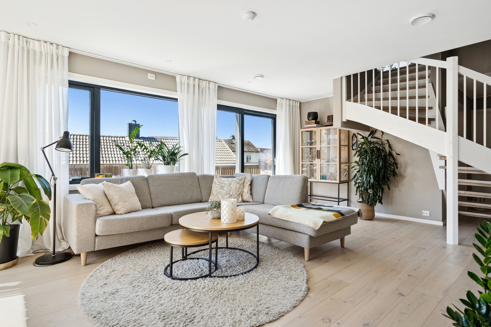 Lys og romslig stue-/kjøkkenløsning på 44 kvm. Galleribilde