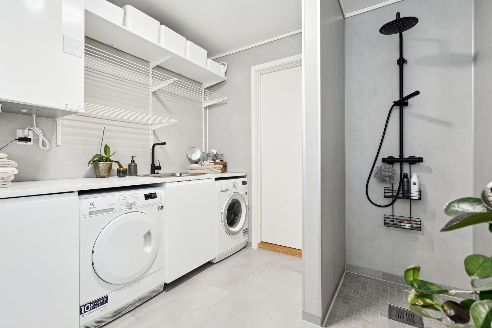 Badet er selvfølgelig utstyrt med opplegg for vaskemaskin og fungerer svært praktisk som vaskerom. Galleribilde