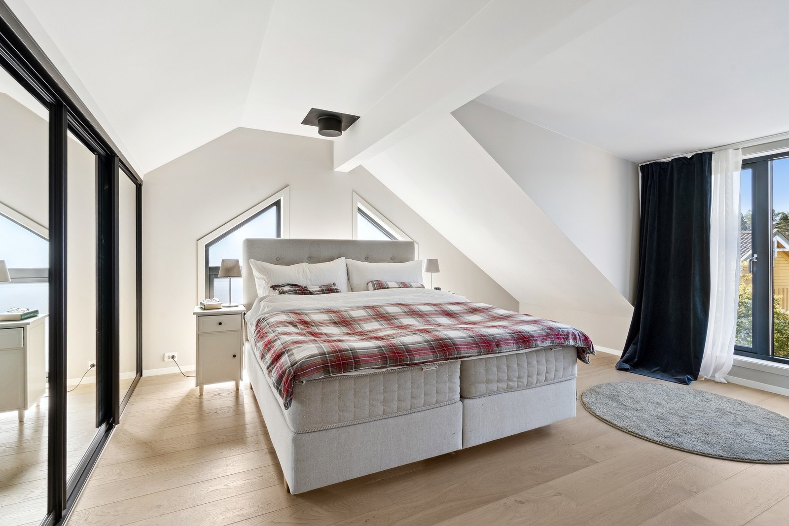 Hovedsoverommet ligger på hele 19 kvm og er utstyrt med en stor skyvedørsgarderobe. Galleribilde