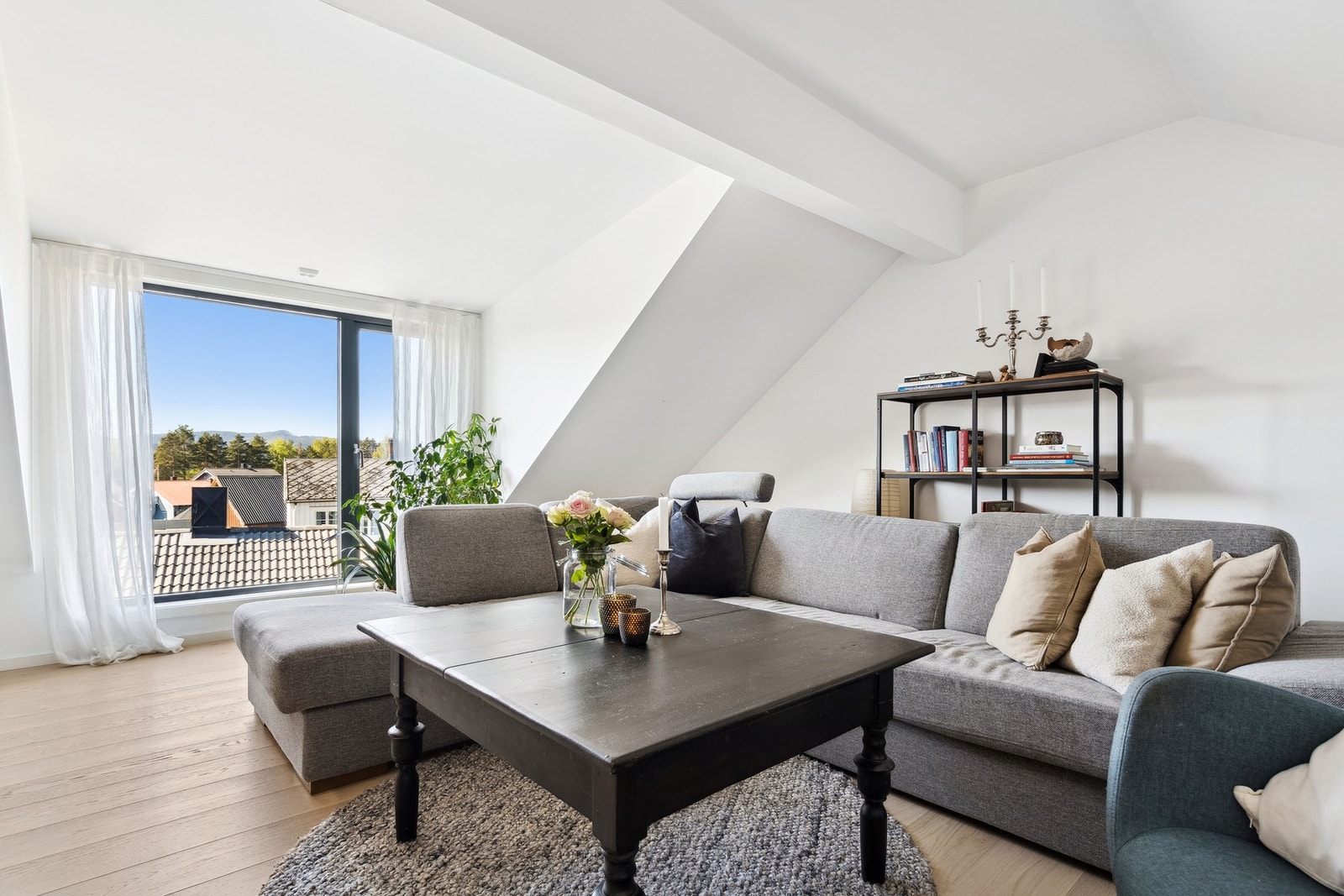 Store vindusflater som gir deg rikelig med naturlig lysinnslipp. Galleribilde