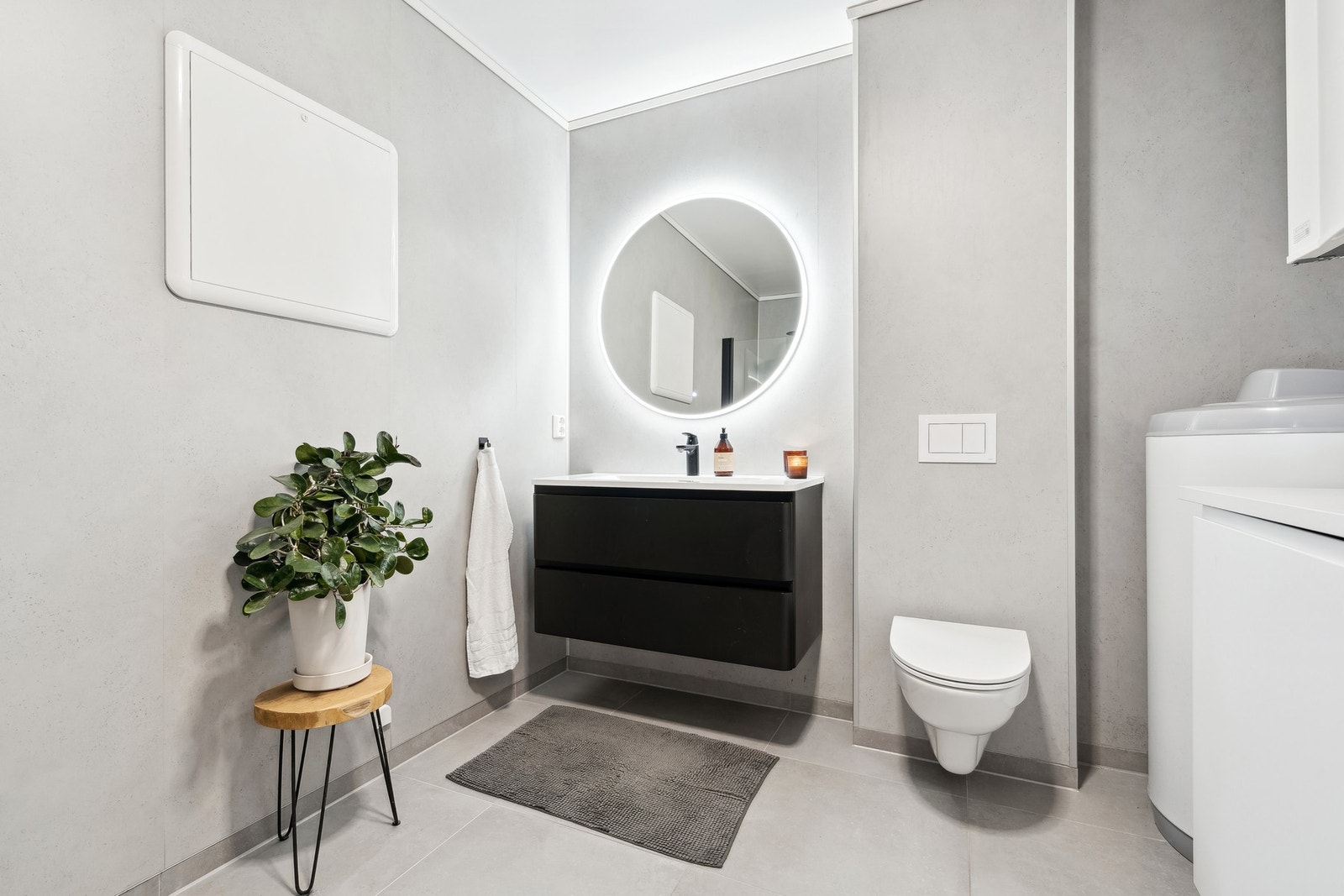 Bad i 2. etasje er utført med flis på gulv med gulvvarme. Galleribilde