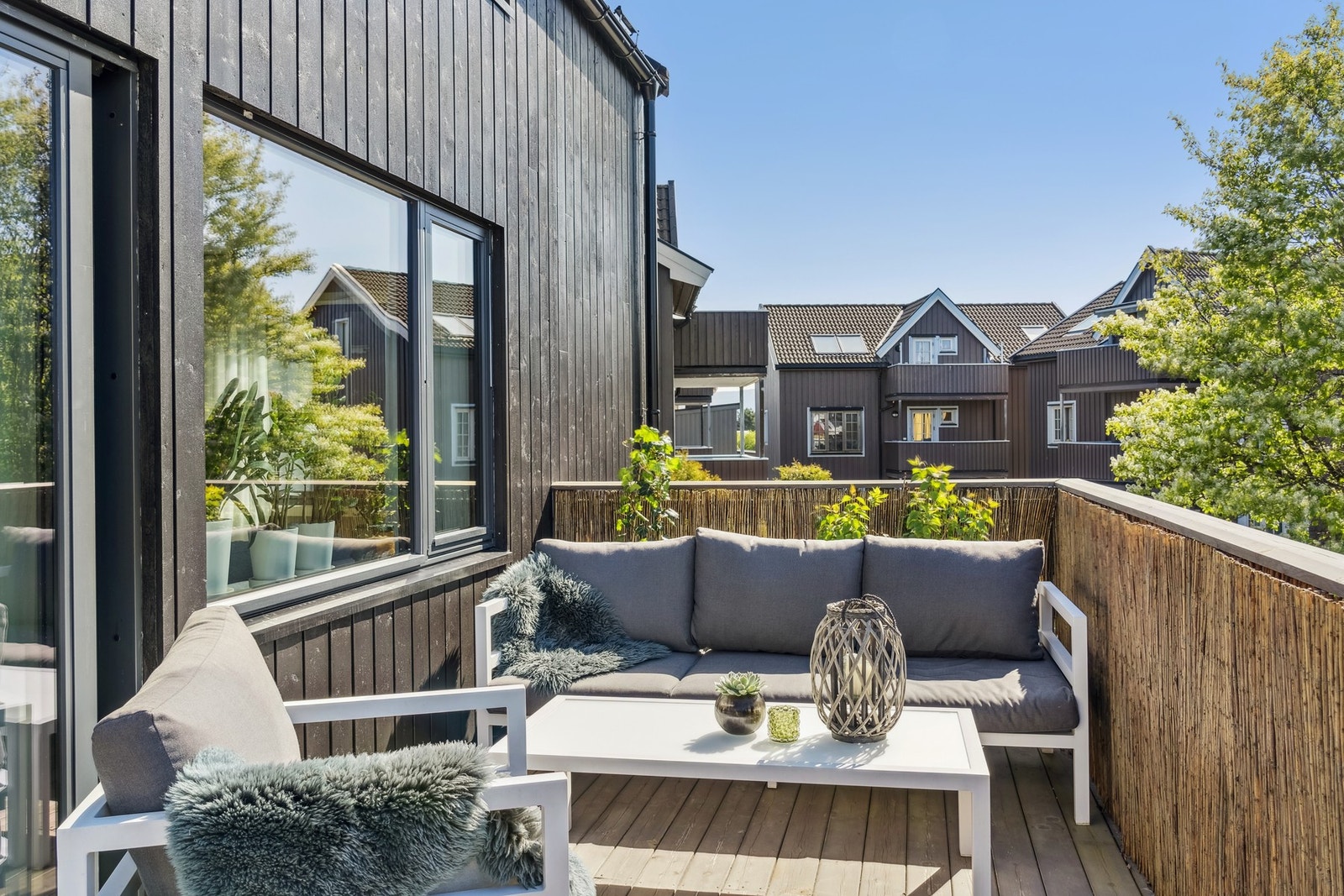 Seksjonen strekker seg over to plan med en svært solrik balkong. Galleribilde