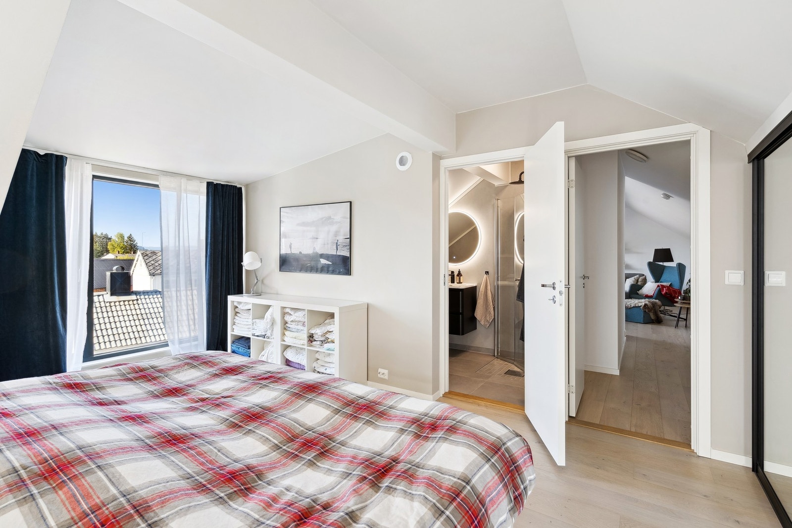 Rommet fremstår som svært luftig med god plass til ønsket møblement. Galleribilde