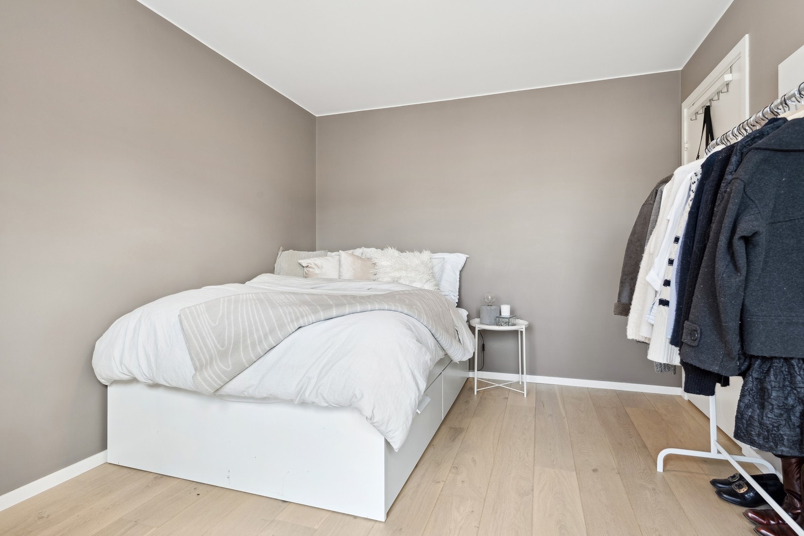 Her har man god plass til stor seng samt annet ønsket møblement. Galleribilde