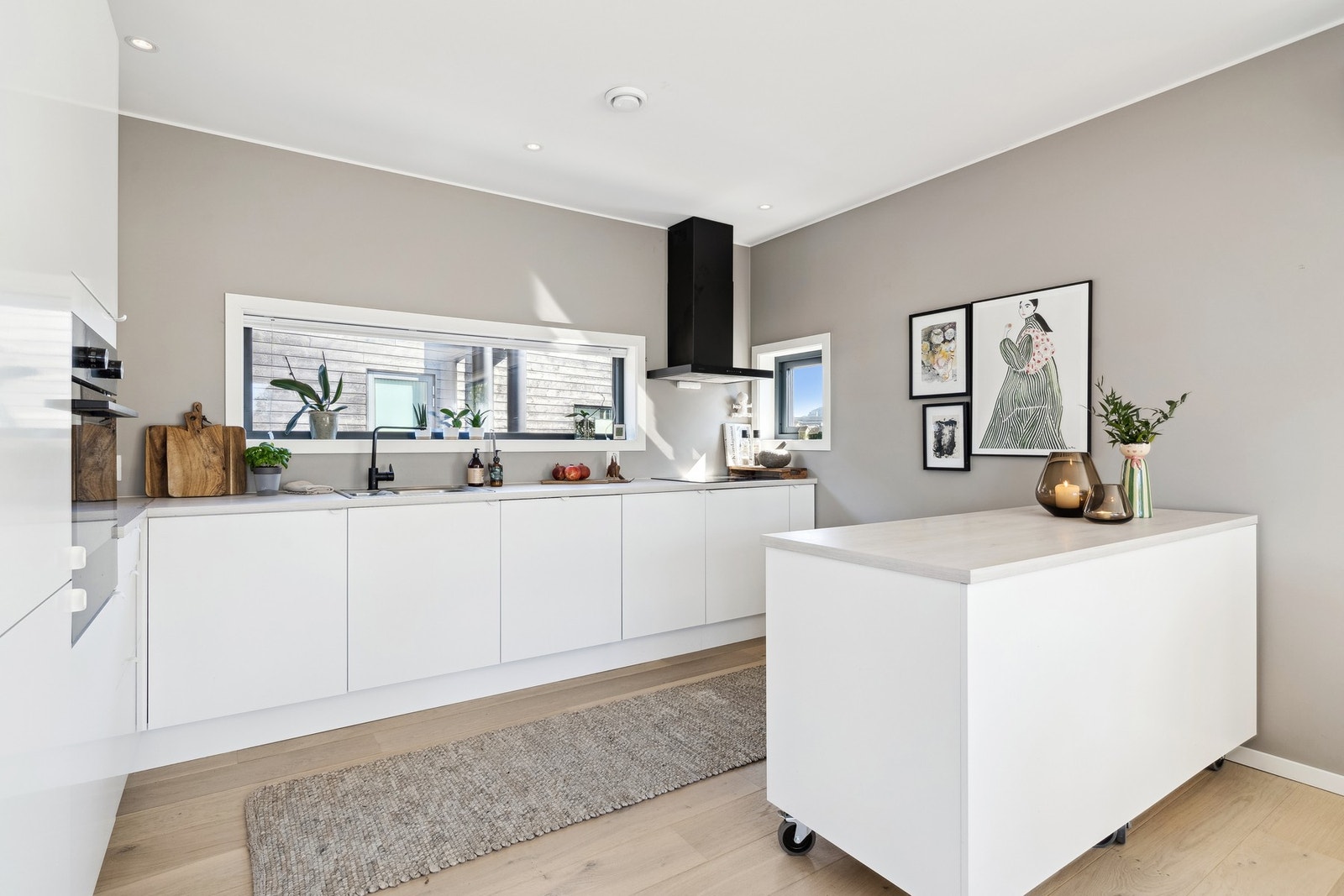 Kjøkkenet er blant annet utstyrt med integrerte hvitevarer som platetopp, stekeovn, kjøl/fryseskap og oppvaskmaskin. Galleribilde