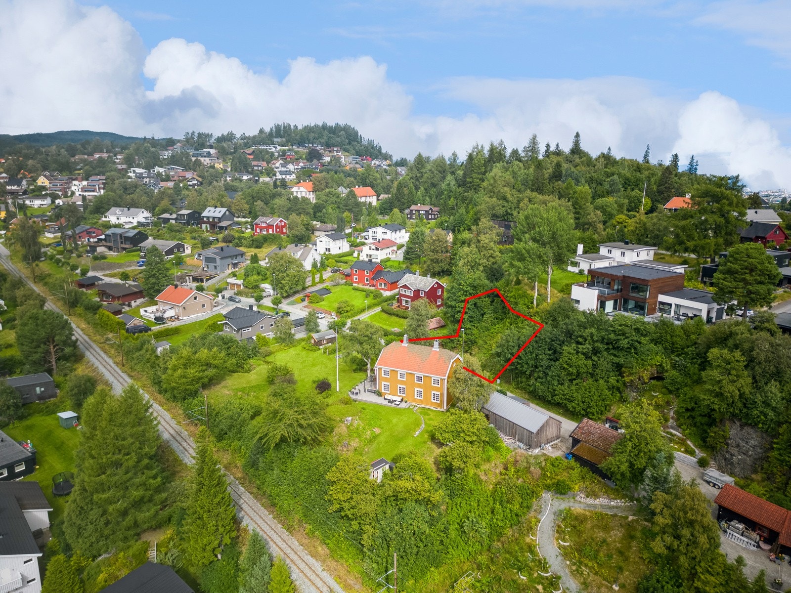 Eiendommen ligger på Ferstad, Byåsen, ca. seks kilometer sørvest for Trondheim sentrum. Galleribilde