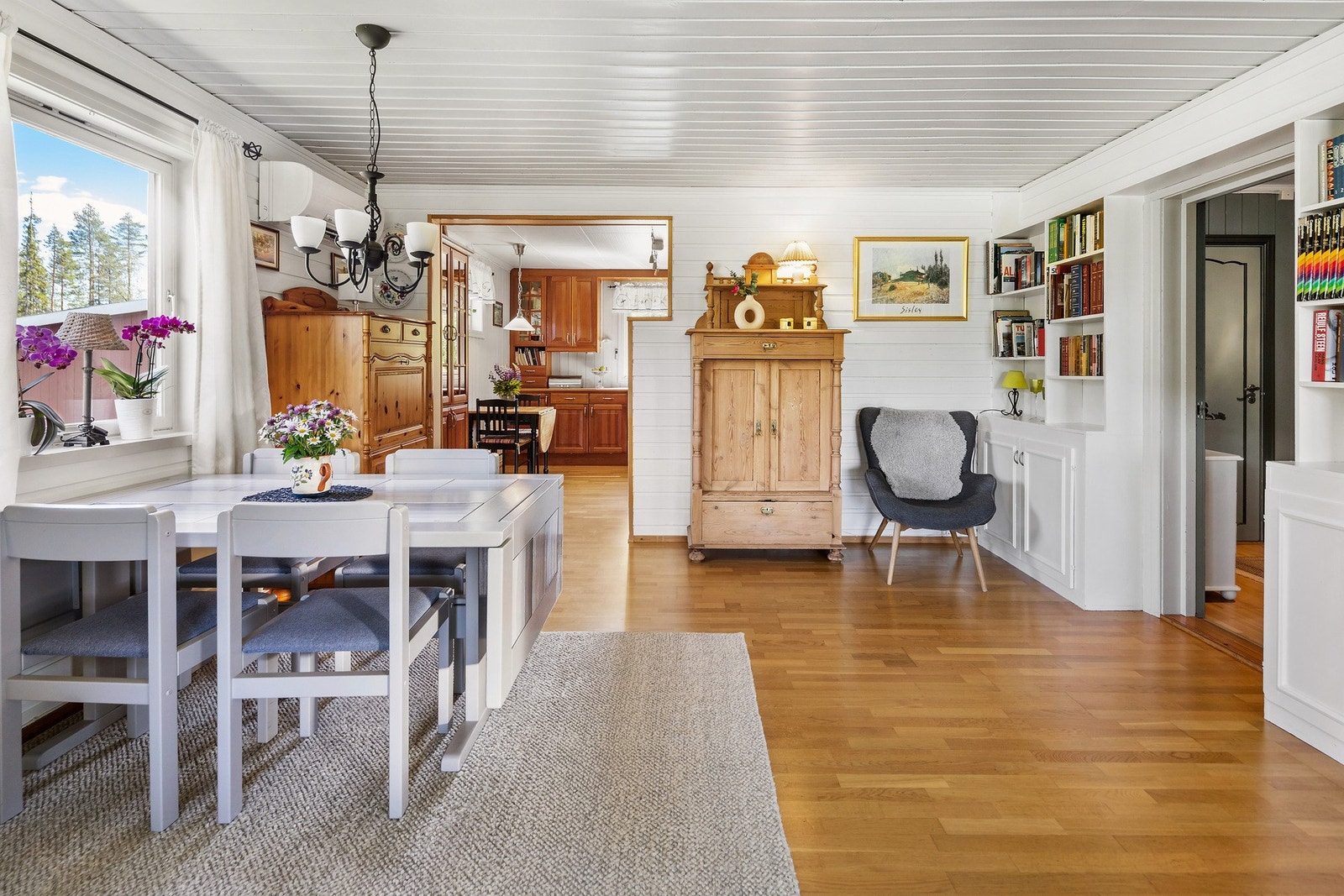 God plass til både stor sofa og spisebord på stuen Galleribilde