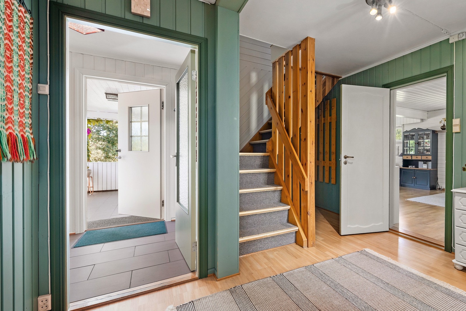 Gang og entré med god plass til sko og yttertøy Galleribilde