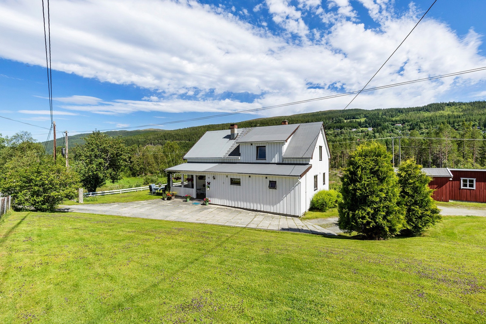 Boligen går over 3 plan og har en praktisk planløsning Galleribilde