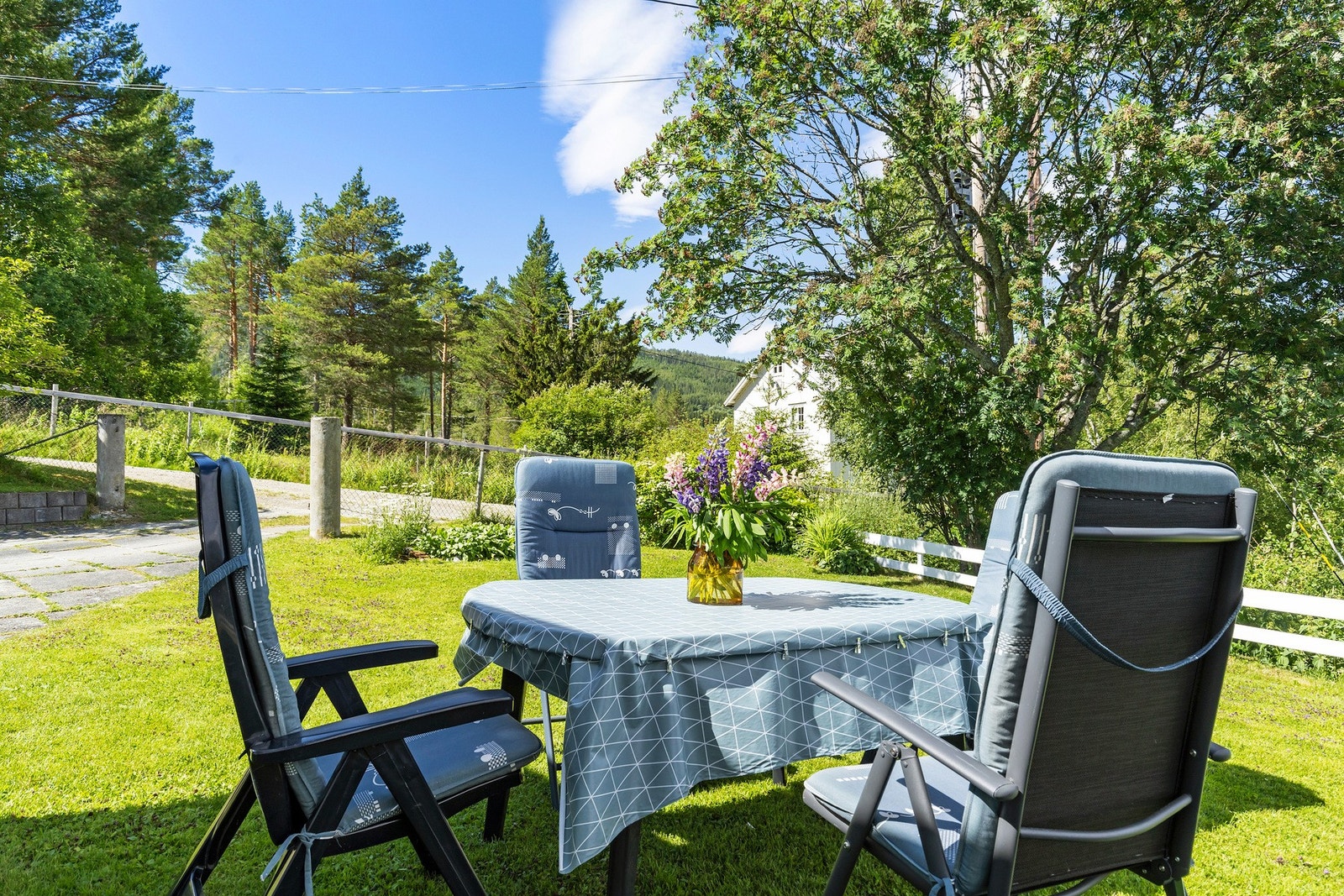 Her har du flere solrike uteplasser Galleribilde