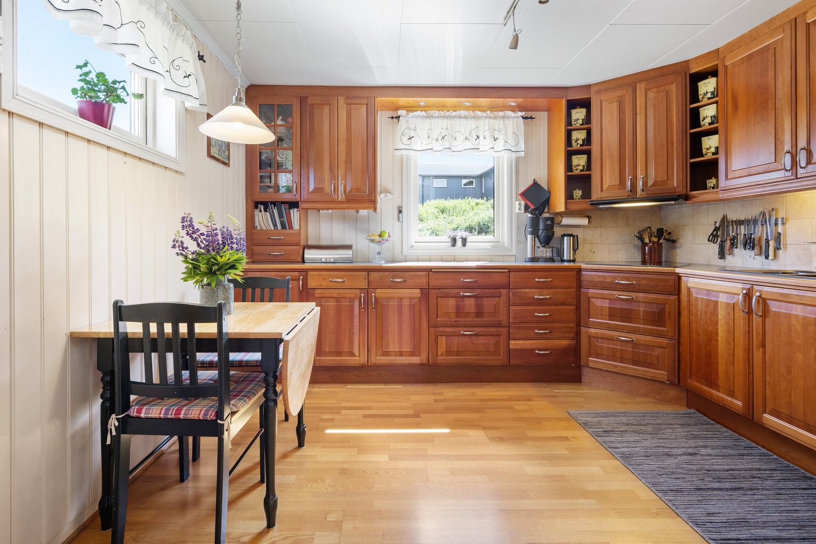 Romslig kjøkken med mye skap og benkeplass Galleribilde