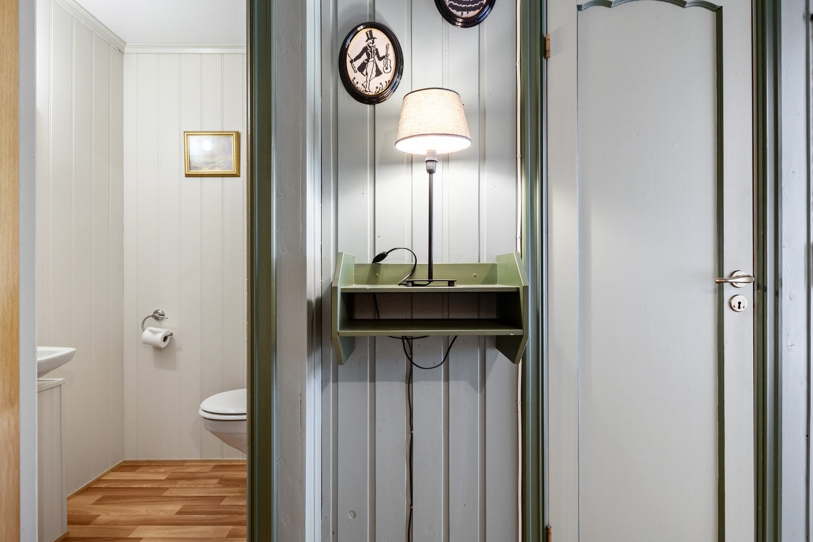 Separat toalettrom vegg i vegg med badet Galleribilde